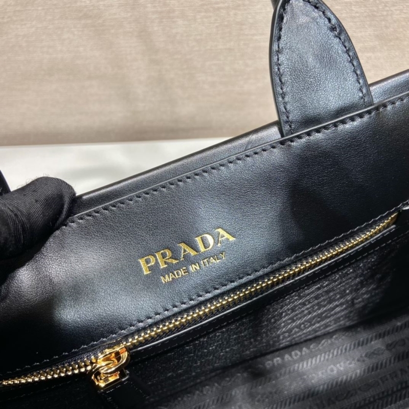 Pra*a tote bags
